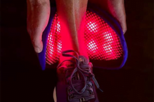 The jazz Band Live uses red light therapy, vibration, and magnetic fields to relieve knee pain.